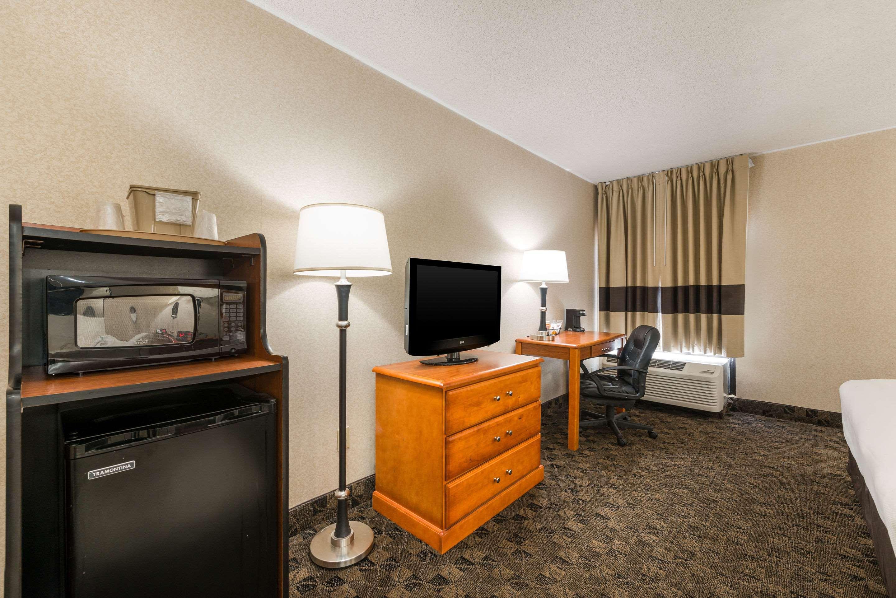 Quality Inn & Suites Portage Exterior photo